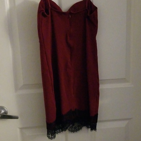 Mini, maroon cocktail dress - Picture 2 of 3
